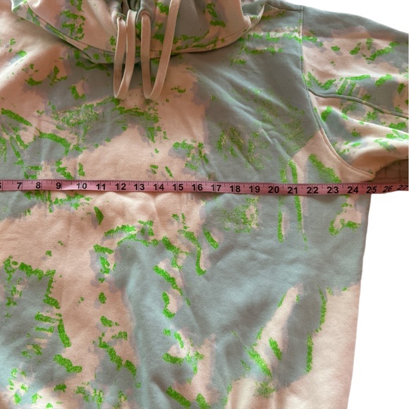 Making the cut brand. Sweatshirt with a hood. Size small. - Picture 5 of 7